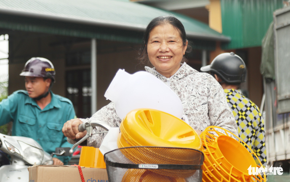 Bà con vùng lũ Hà Tĩnh vui mừng nhận gà giống - Ảnh 9.