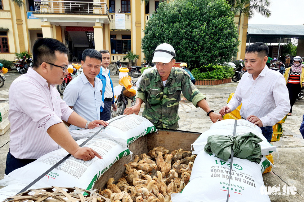 Bà con vùng lũ Hà Tĩnh vui mừng nhận gà giống - Ảnh 8.