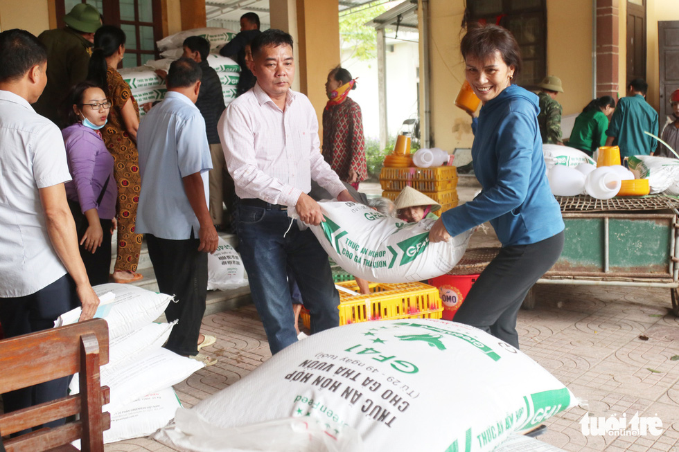 Bà con vùng lũ Hà Tĩnh vui mừng nhận gà giống - Ảnh 7.