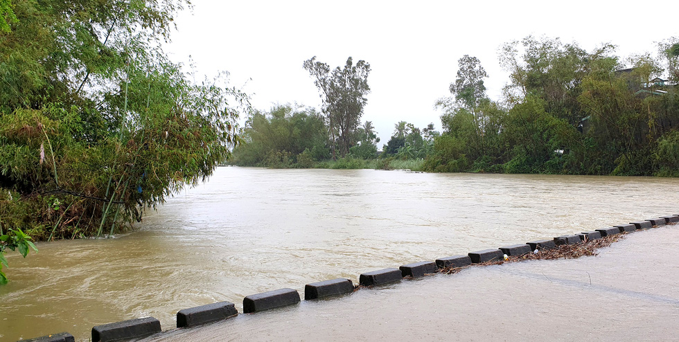 Mưa lớn kéo dài, Nam Trung bộ - Tây Nguyên tiếp tục ngập nặng, sạt lở - Ảnh 1. Mưa lớn kéo dài, Nam Trung bộ - Tây Nguyên tiếp tục ngập nặng, sạt lở - Ảnh 1.
