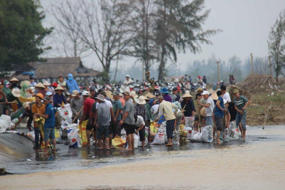 Dân làng chung tay sửa lại đập vỡ, thông đường vào khu vực bị cô lập - Ảnh 8.