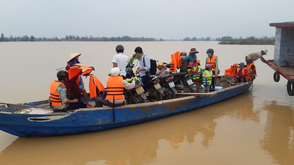 Dân làng chung tay sửa lại đập vỡ, thông đường vào khu vực bị cô lập - Ảnh 5.