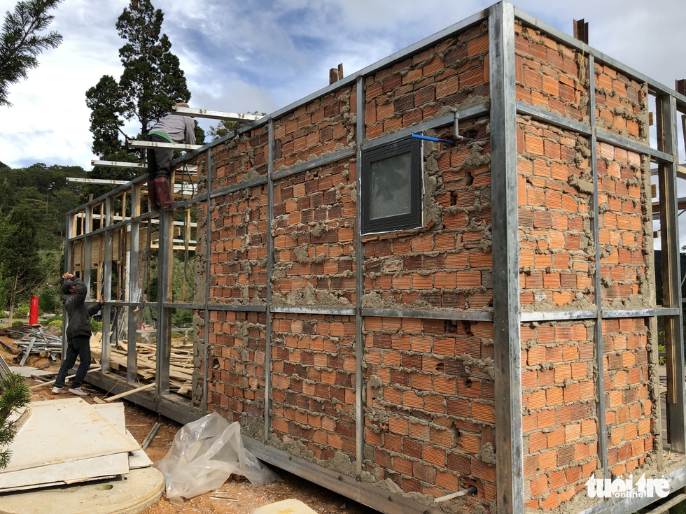 Cưỡng chế tháo dỡ làng biệt thự xây trái phép trên đất rừng ở Đà Lạt - Ảnh 2. Cưỡng chế tháo dỡ làng biệt thự xây trái phép trên đất rừng ở Đà Lạt - Ảnh 2.