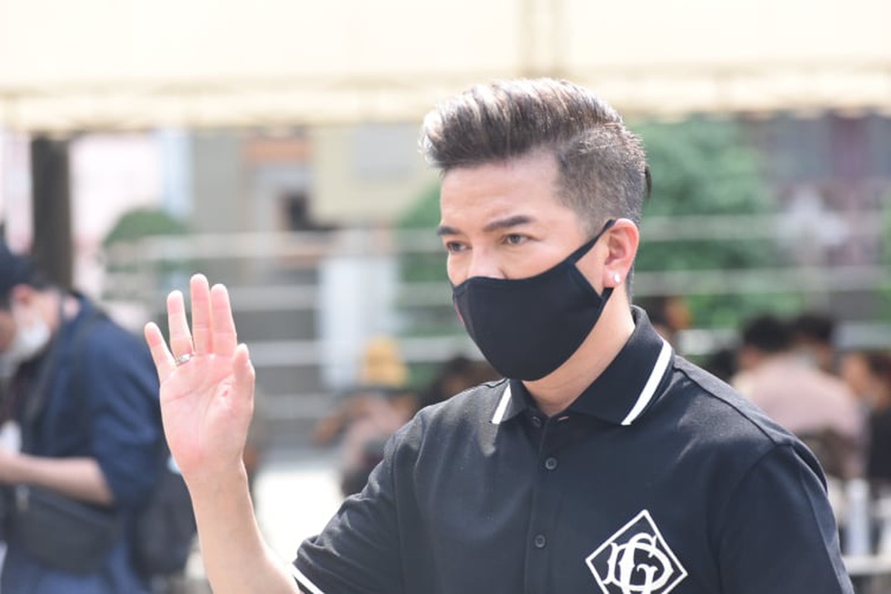 Hoài Linh, Việt Hương mang khăn tang trong suốt tang lễ Chí Tài - Ảnh 10. Hoài Linh, Việt Hương mang khăn tang trong suốt tang lễ Chí Tài - Ảnh 10.