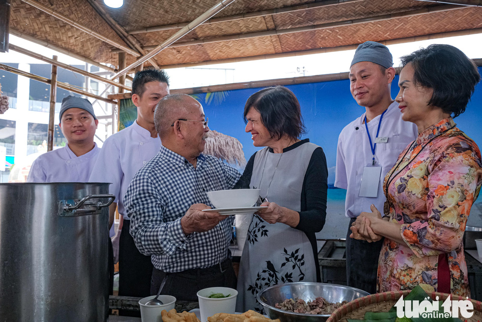 Ngày của Phở: Ấm lòng những tô phở đặc biệt vì trẻ em vượt khó học giỏi miền Trung - Ảnh 5.