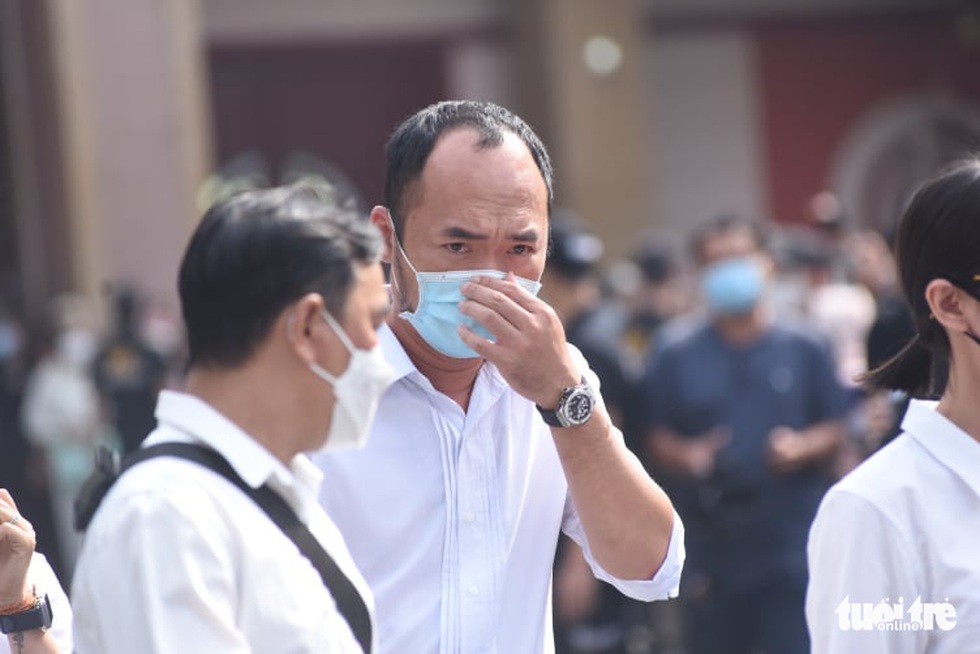 Hoài Linh, Việt Hương mang khăn tang trong suốt tang lễ Chí Tài - Ảnh 16. Hoài Linh, Việt Hương mang khăn tang trong suốt tang lễ Chí Tài - Ảnh 16.