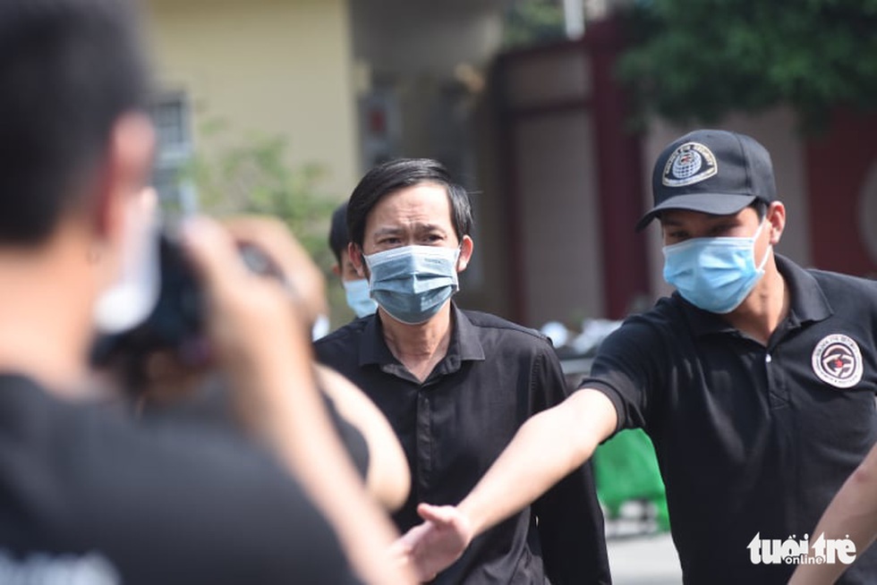 Hoài Linh, Việt Hương mang khăn tang trong suốt tang lễ Chí Tài - Ảnh 1. Hoài Linh, Việt Hương mang khăn tang trong suốt tang lễ Chí Tài - Ảnh 1.