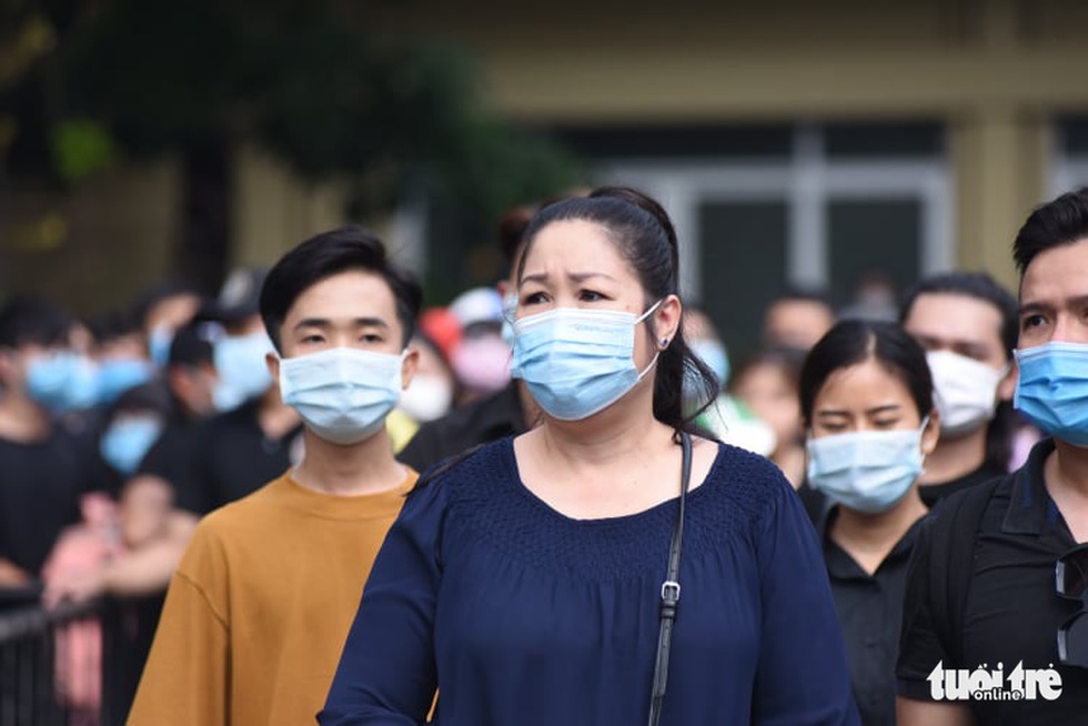 Hoài Linh, Việt Hương mang khăn tang trong suốt tang lễ Chí Tài - Ảnh 13. Hoài Linh, Việt Hương mang khăn tang trong suốt tang lễ Chí Tài - Ảnh 13.