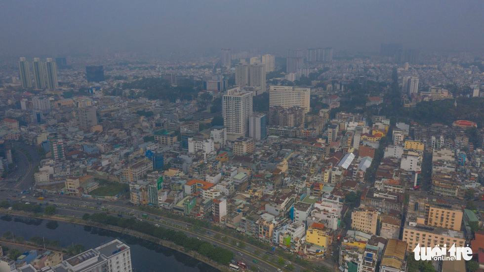 Ô nhiễm không khí, bầu trời TP.HCM mù mờ cả ngày - Ảnh 5.