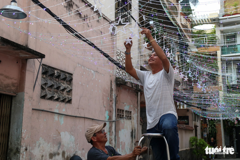 The Saigon parish begins to light up the lights to prepare for Christmas - Photo 3.