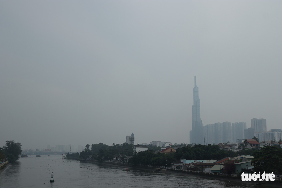 Air pollution, hazy sky all day in Ho Chi Minh City - Photo 6.