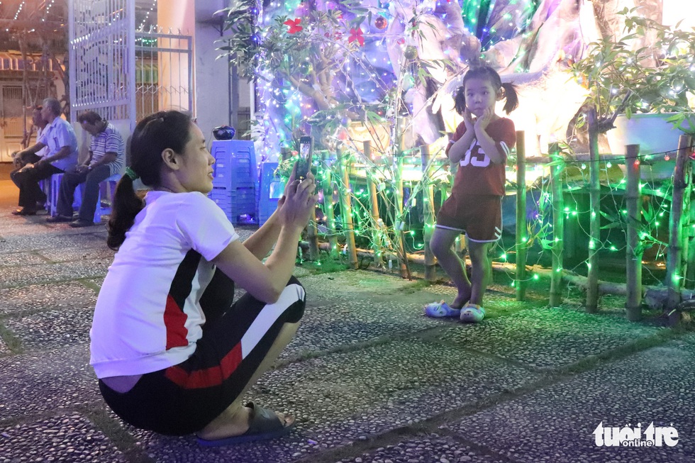 The Saigon parish begins to light up to prepare for Christmas - Photo 11.