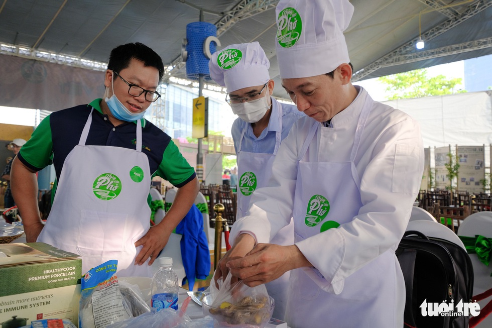 Hương phở thơm ngào ngạt ở cuộc thi ‘Đi tìm người nấu Phở ngon năm 2020’ - Ảnh 7. Hương phở thơm ngào ngạt ở cuộc thi ‘Đi tìm người nấu Phở ngon năm 2020’ - Ảnh 7.