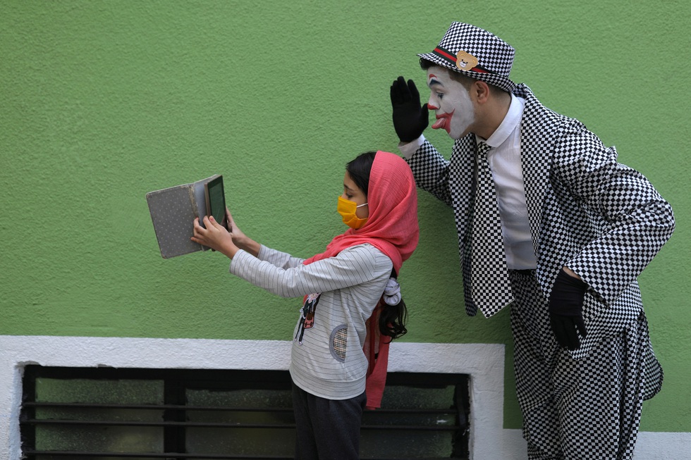 Joker kiểu Mỹ mua vui cho dân Iran giữa đại dịch COVID-19 - Ảnh 6. Joker kiểu Mỹ mua vui cho dân Iran giữa đại dịch COVID-19 - Ảnh 6.