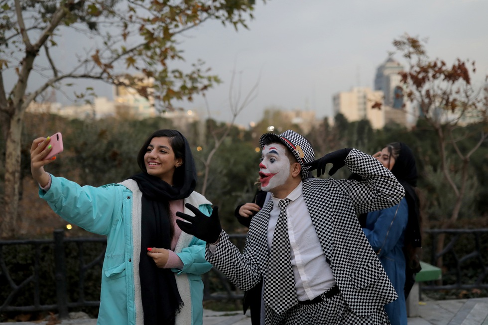 Joker kiểu Mỹ mua vui cho dân Iran giữa đại dịch COVID-19 - Ảnh 7. Joker kiểu Mỹ mua vui cho dân Iran giữa đại dịch COVID-19 - Ảnh 7.