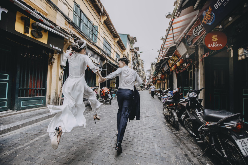 Vietnamese couple going to the forest to the sea, taking wedding photos in 11 provinces - Photo 1.