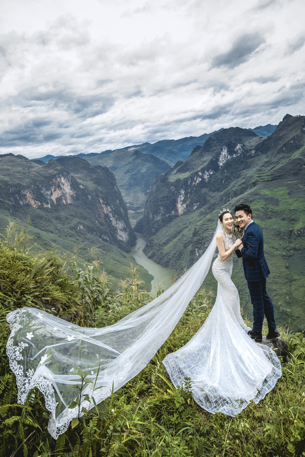 Vietnamese couple going to the forest to the sea, taking wedding photos in 11 provinces - Photo 10.