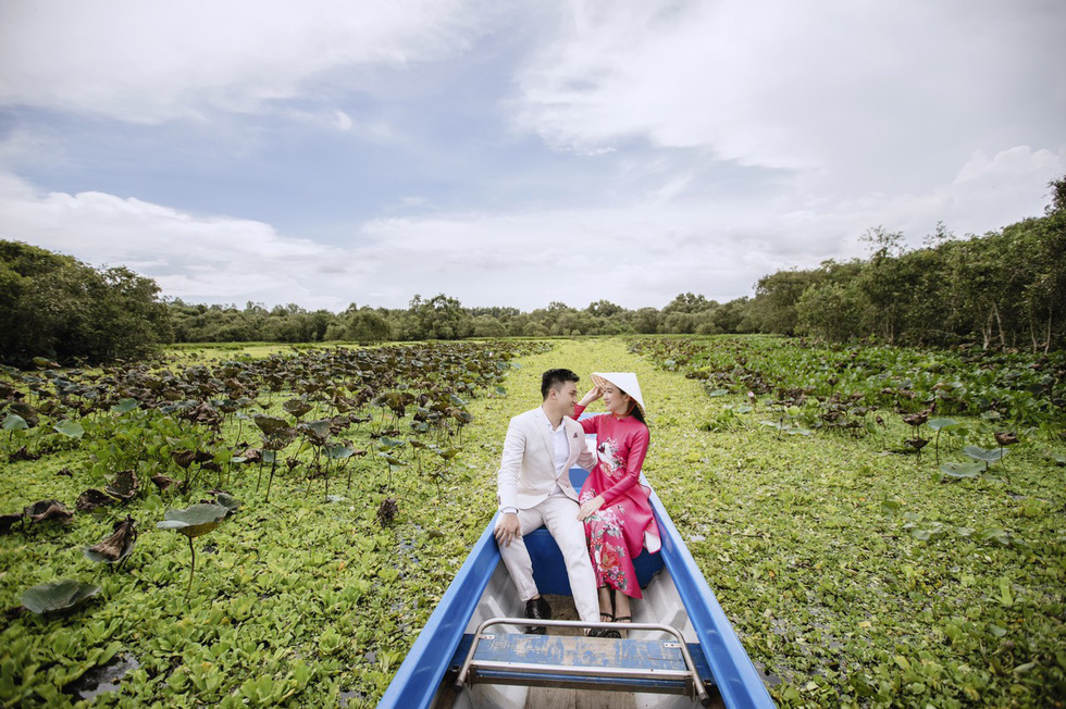 Cặp đôi người Việt lên rừng xuống biển, chụp ảnh cưới ở 11 tỉnh thành - Ảnh 5.