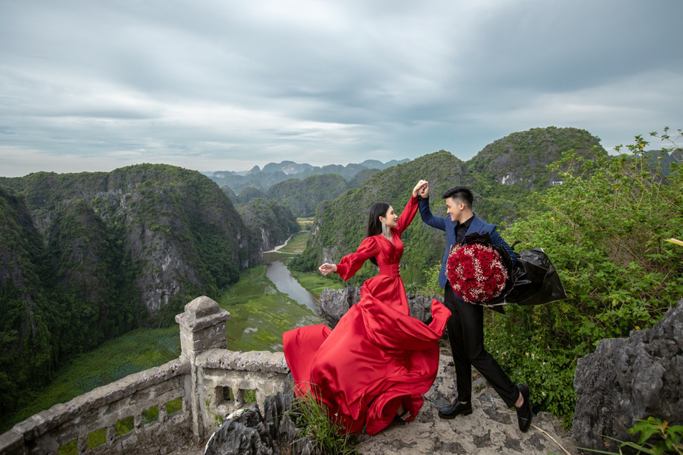 Vietnamese couple going to the forest into the sea, taking wedding photos in 11 provinces - Photo 3.