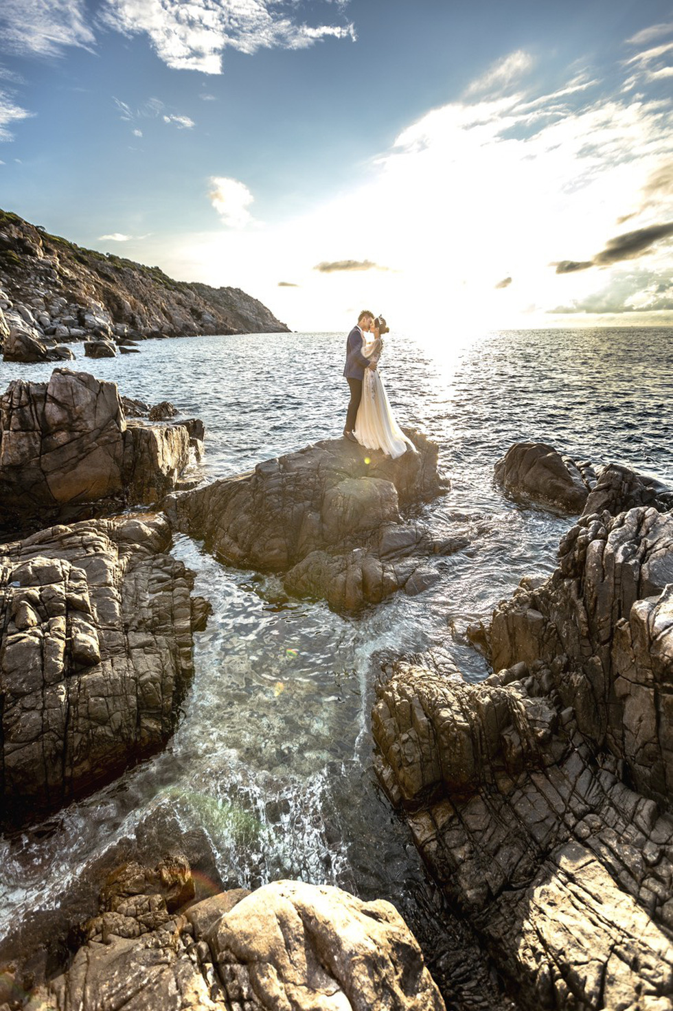 Vietnamese couple going to the forest to the sea, taking wedding photos in 11 provinces - Photo 9.