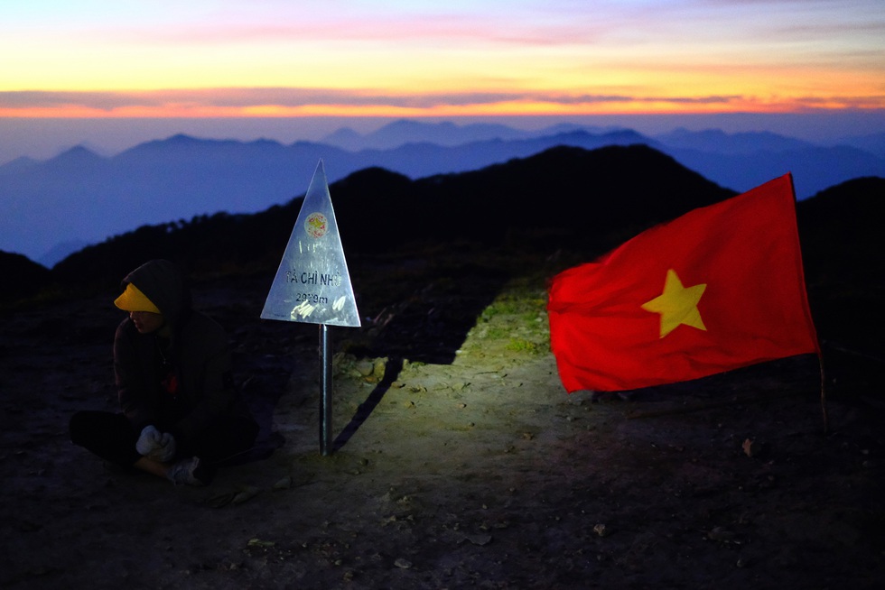 2 days climbing the top of Ta Chinh Nhu mountain watching the purple sunset - Photo 9.