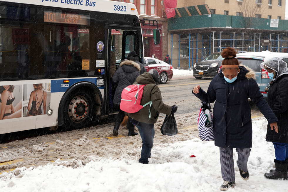 Bão tuyết cực lớn, nhiều nơi của New York chìm trong cả mét tuyết - Ảnh 2.