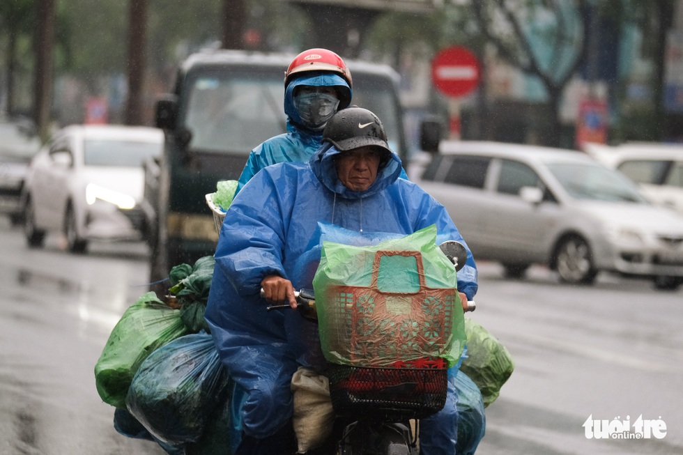 Mưa rét kéo dài, người miền Trung trùm kín khi ra đường - Ảnh 2.