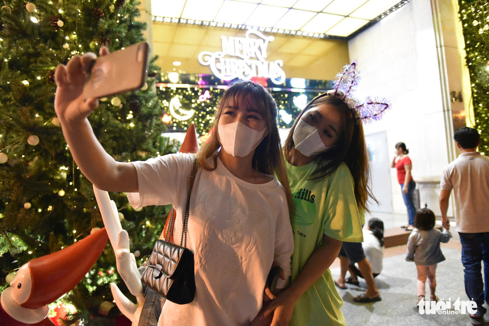 Gorgeous Noel in Saigon, not leaving the mask to cheer in safety - Photo 1.