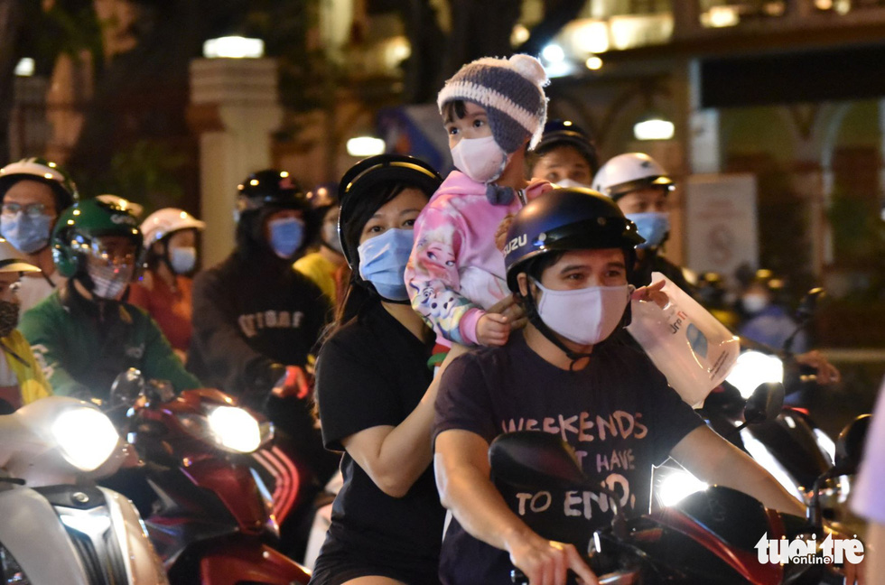 Gorgeous Noel in Saigon, not leaving his mask to cheer in safety - Photo 6.