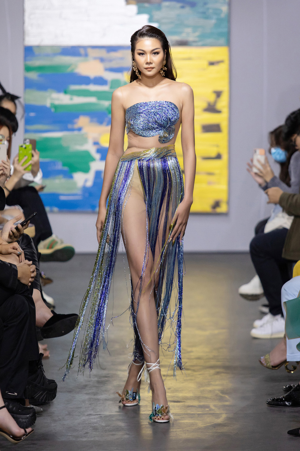 Hoa hậu Việt Nam 2020 Đỗ Thị Hà cùng siêu mẫu Thanh Hằng trong thiết kế tái chế - Ảnh 4.