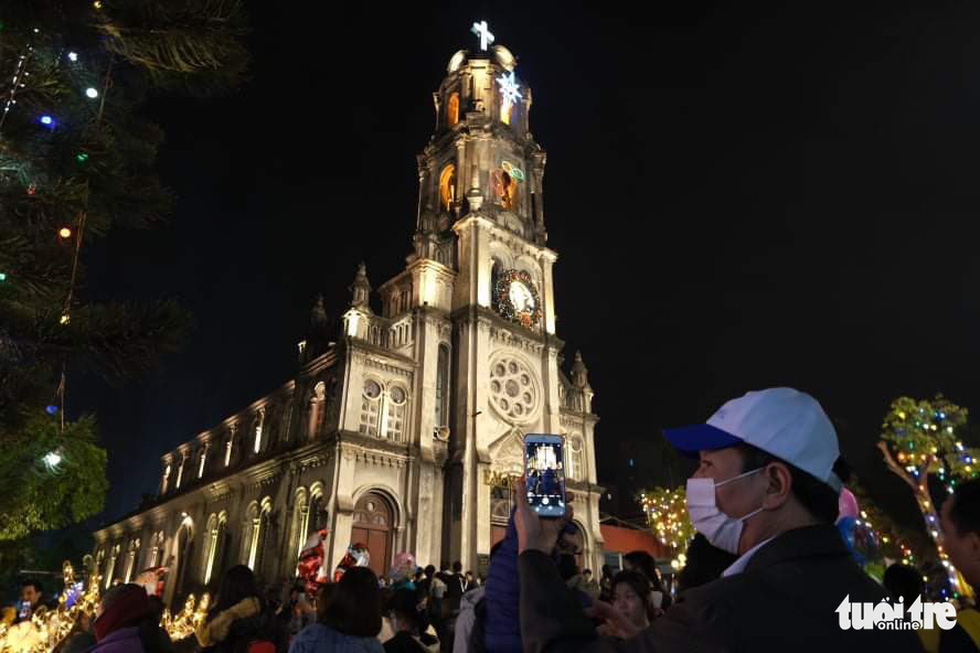 Beautiful Christmas in Ho Chi Minh City and Hanoi, people walking down the street - Photo 17.