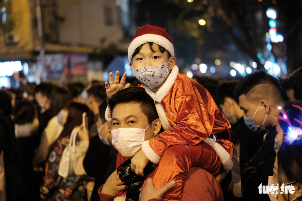 Sparkling Ho Chi Minh City and Hanoi Christmas, people walking down the street - Photo 13.