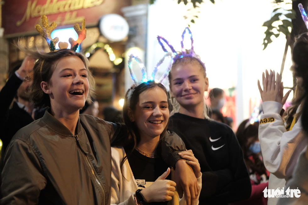 Beautiful Christmas in Ho Chi Minh City and Hanoi, people walking down the street - Photo 15.