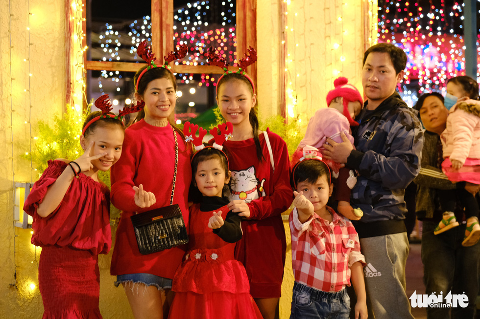 Beautiful Christmas in Ho Chi Minh City and Hanoi, people walking down the street - Photo 18.