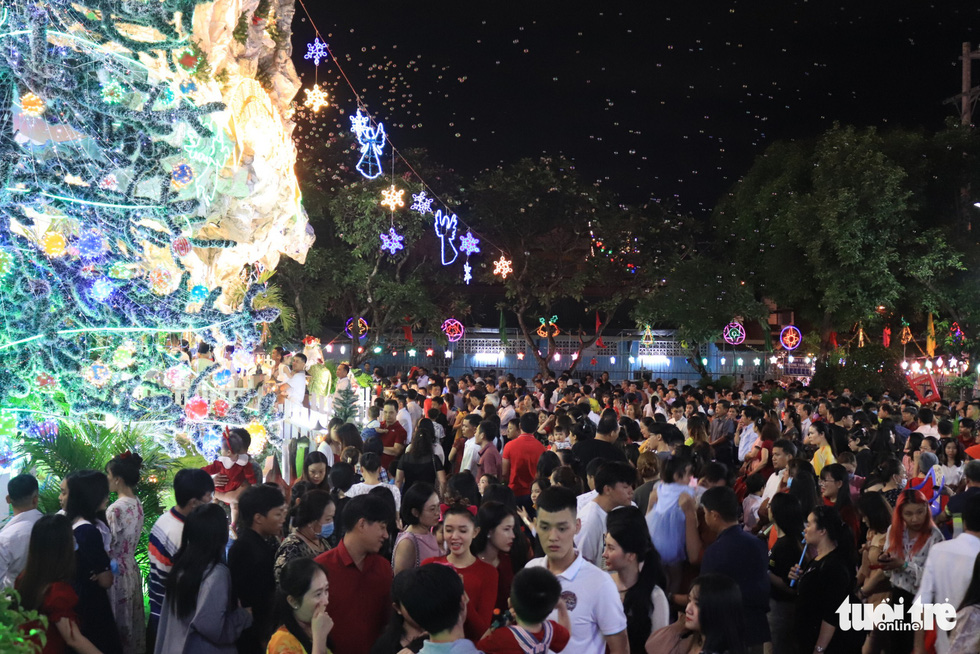 Gorgeous Christmas in Ho Chi Minh City and Hanoi, people down the street - Photo 8.