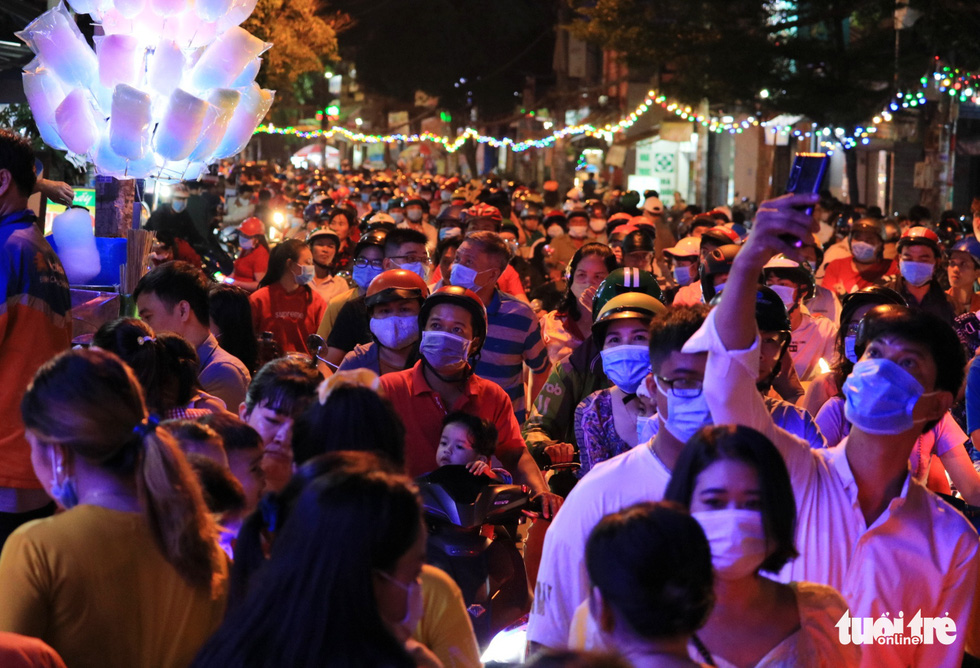 Splendid Christmas in Ho Chi Minh City and Hanoi - Photo 11.