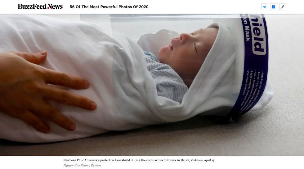 Ảnh em bé Việt Nam mang tấm chắn vào top ảnh ấn tượng nhất năm 2020 - Ảnh 1.