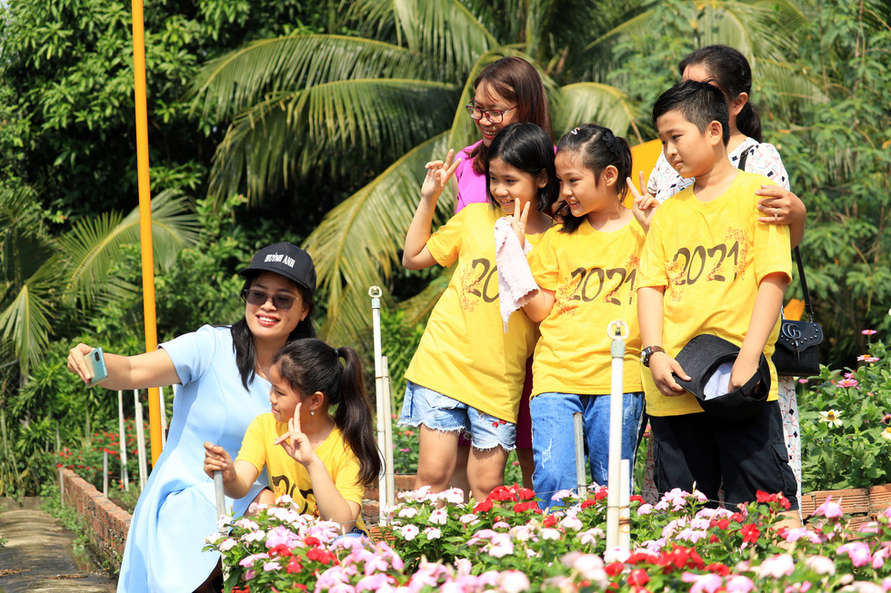 Enjoy the view of Dalat flower garden in full bloom on the Saigon River - Photo 3.