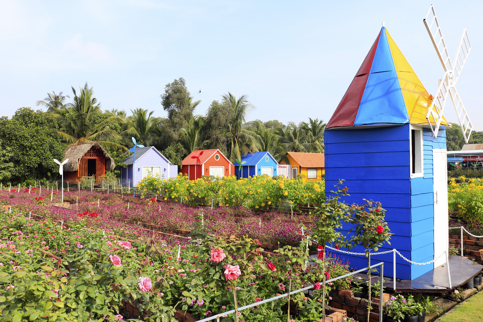 Enjoying the view of Dalat flower garden in full bloom on the Saigon River - Photo 6.