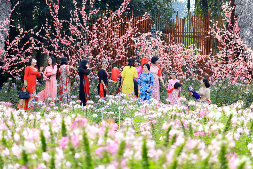 Enjoying the view of Dalat flower garden in full bloom on the Saigon River - Photo 10.