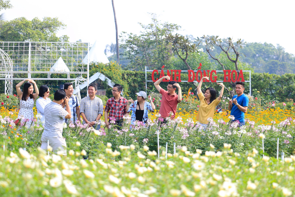 Enjoying the view of Dalat flower garden in full bloom on the Saigon River - Photo 11.