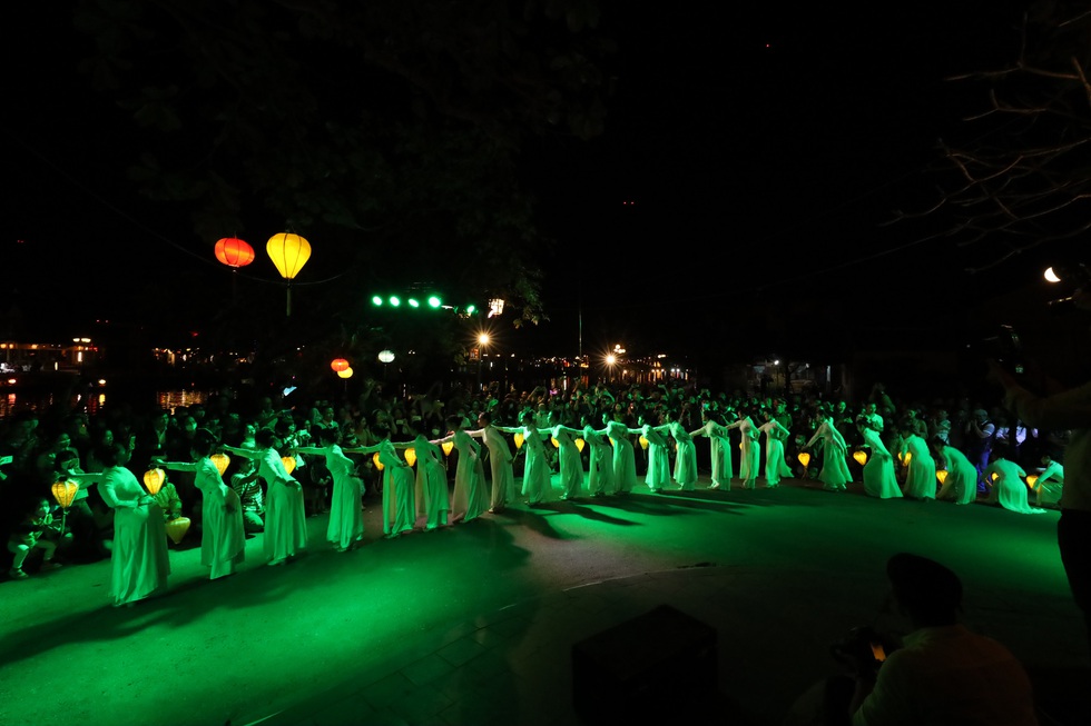 Sea of ​​people flocked to the old town to watch Hoi An awake - Photo 7.