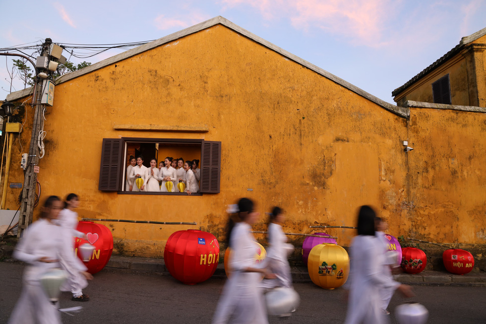 Sea of ​​people flocked to the old town to watch Hoi An awake - Photo 1.