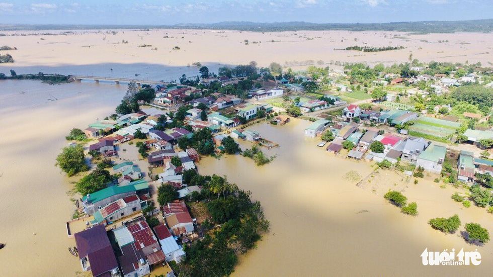 Nắng đẹp, cao nguyên Đắk Lắk vẫn ngập, dân dọn nhà chạy lũ - Ảnh 2.