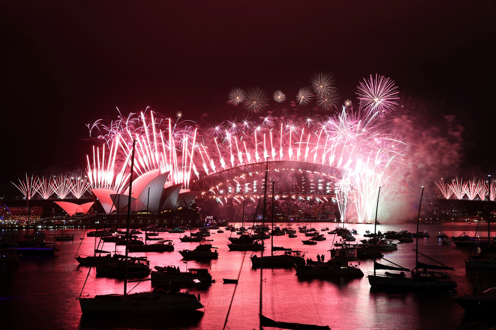 Hello 2021: Australia has a fireworks show, but people cannot gather to see it - Photo 6.