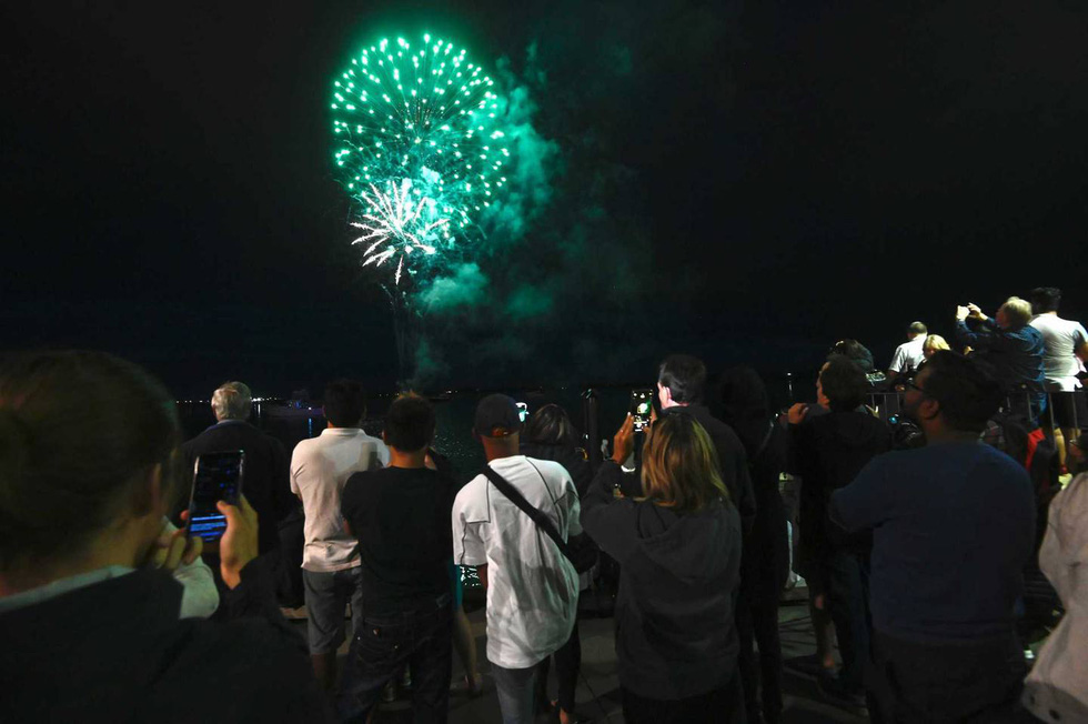 Hello 2021: South Korea silently welcomes the New Year, North Korea opens a music festival, displays fireworks - Photo 11.