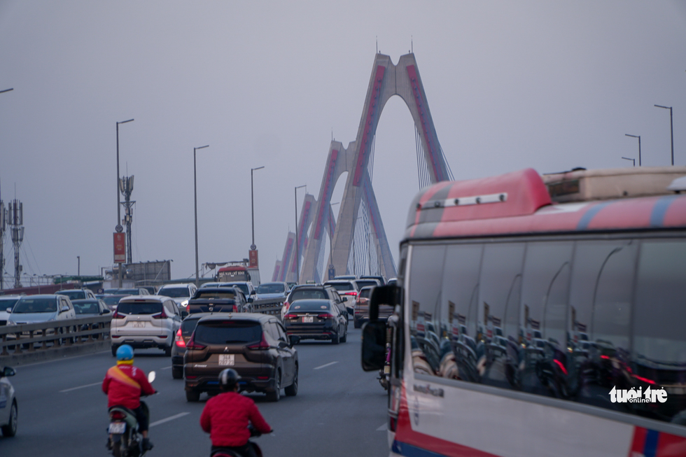 Đường phố Hà Nội tiến thoái lưỡng nan trong ngày cuối năm - Ảnh 2.