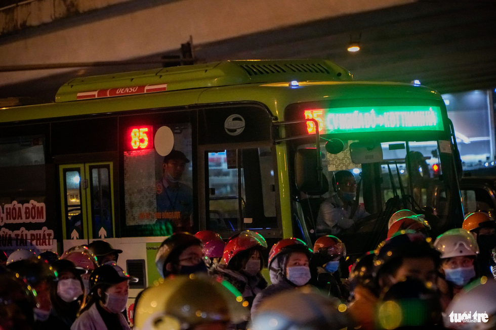 Đường phố Hà Nội tiến thoái lưỡng nan trong ngày cuối năm - Ảnh 6.