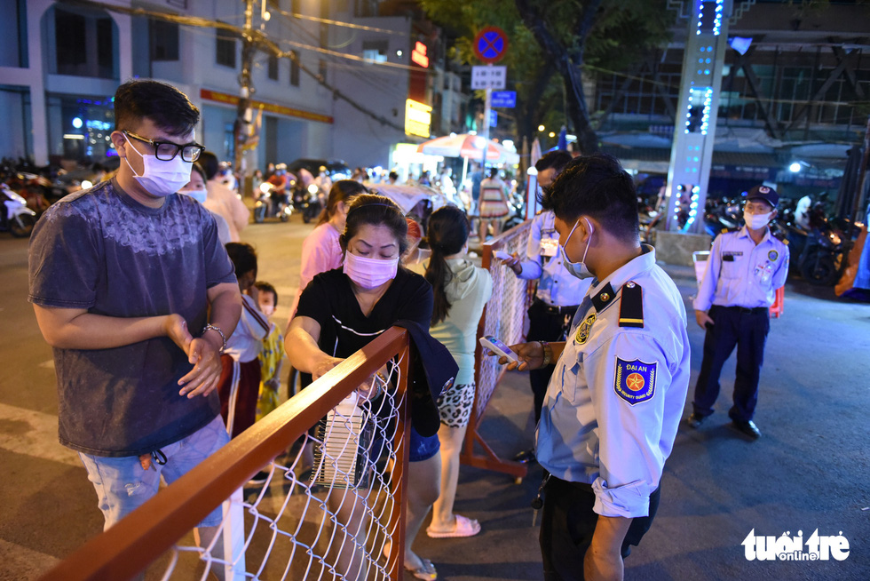 New pedestrian street in Ho Chi Minh City: Enjoy food, shop, wash hands before entering - Photo 2.