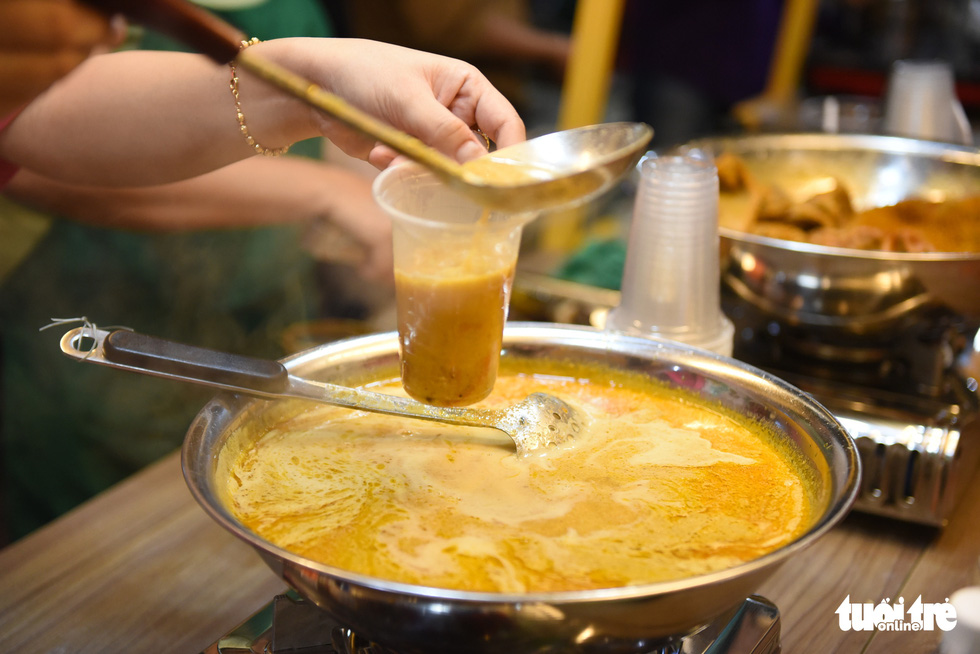 New pedestrian street in Ho Chi Minh City: Enjoy food, shop, wash hands before entering - Photo 8.